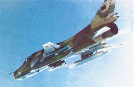 Sthac bombardr Suchoj Su-22 v libyjskch barvch.