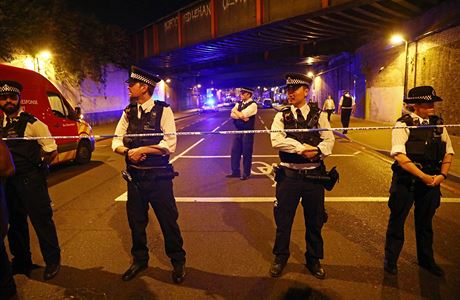 Policejní zátaras poblí Finsbury Parku.