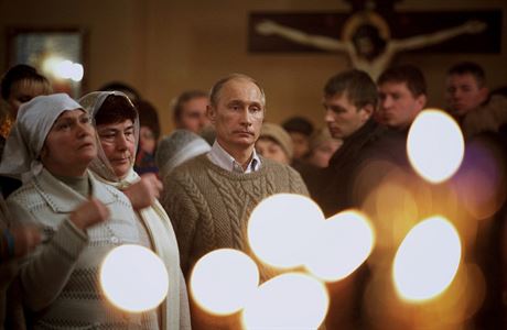 Premiér Putin na bohoslub v Tverské oblasti odkud pochází jeho rodina.