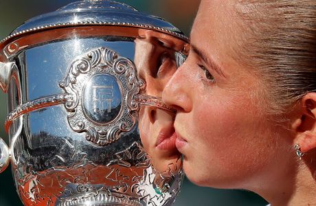 Jelena Ostapenková líbá pohár pro vítzku French Open.