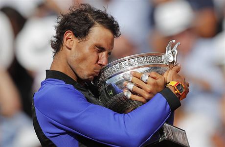 Rafael Nadal se mazl s pohrem pro ampiona.