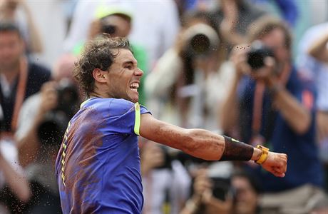 Je to tam. Rafael Nadal po tech letech slav triumf na French Open.