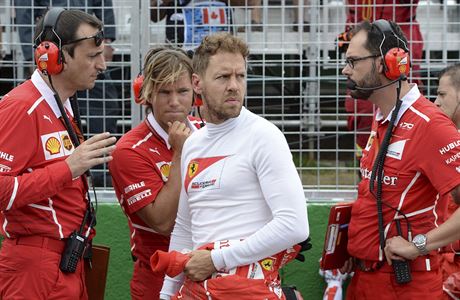 Sebastian Vettel odchzel od svch mechanik viditeln rozezlen.