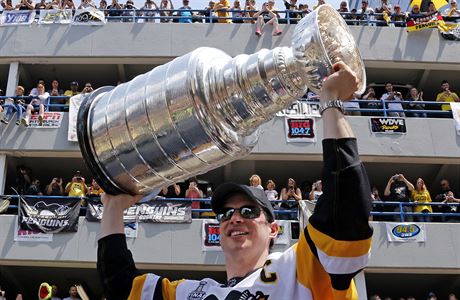 Kapitn Pittsburghu Sidney Crosby s trofej pro vtze NHL zdrav fanouky.
