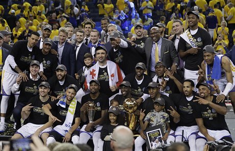 Basketbalisté Golden State slaví mistrovský titul v NBA.