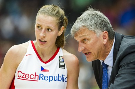 Zleva eská kapitánka Kateina Elhotová a trenér eských basketbalistek Ivan...