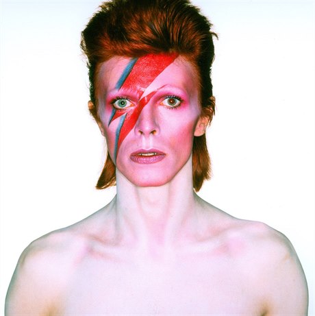 Z výstavy David Bowie Is: fotografie z obalu alba Aladdin Sane (1973)