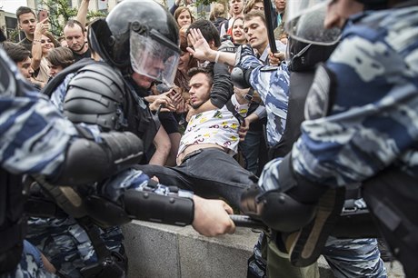 Moskevský protest jako souást celonárodní vlny zaal oficiáln v 13:00 SEL....