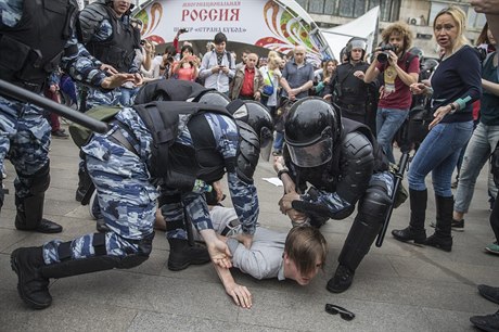 Policie zasahuje na demonstraci v Moskv.