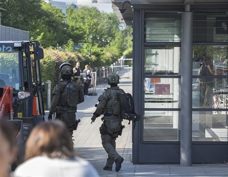 Speciální policejní jednotky steí mnichovskou stanici.