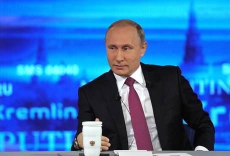 Vladimir Putin odpovídá na dotaz pi kadoroní televizní debat.