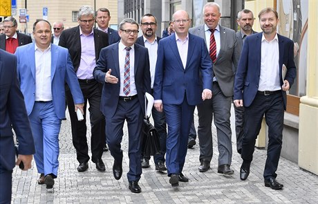 Zaorálek, Sobotka a chovanec na cest na programovou konferenci SSD.