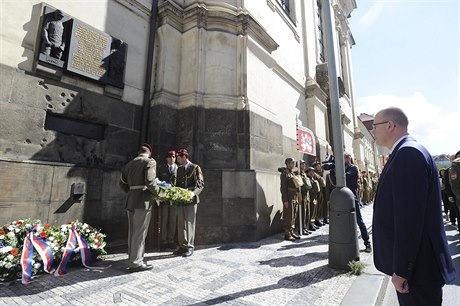 Premiér Bohuslav Sobotka (vpravo) 18. ervna v Praze na pietní vzpomínce pi...