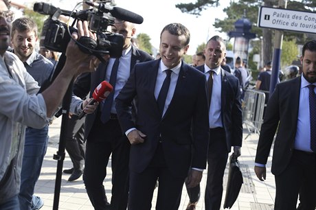 Francouzský prezident Emmanuel Macron opoutí volební místnost.