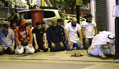 Místní blízko místa útoku u londýnské mešity.