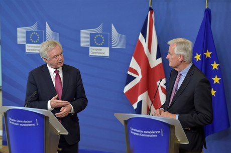 Vyjednava brexitu za EU Michael Barnier vítá britského vyjednavae Davida...