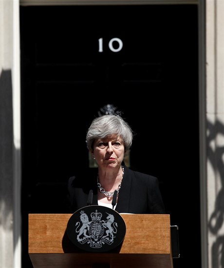 Theresa Mayová bhem svého projevu ped Downing Street 10.
