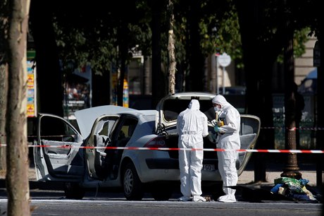 lenové vdecké policie prohledávají spálené auto.