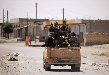Bojovníci Syrských demokratických sil (SDF) před Rakkou.