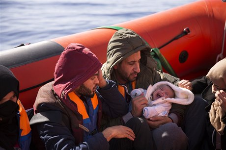 Uprchlíci na záchranném člunu.