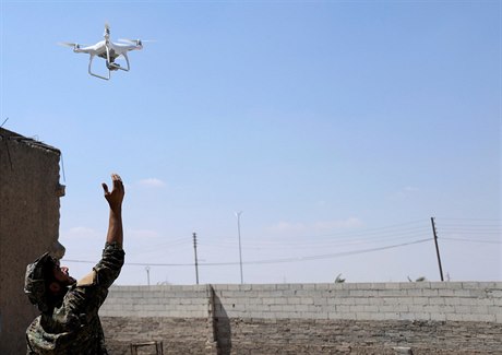 Voják Syrských demokratických sil (SDF) s dronem.