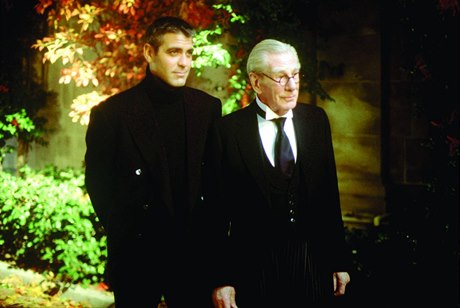 Batman (George Clooney) a Alfred Pennyworth (Michael Gough).