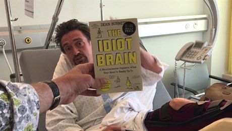 Richard Hammond ve videu Jamese Maye vzkazuje en, e je obrovský idiot.