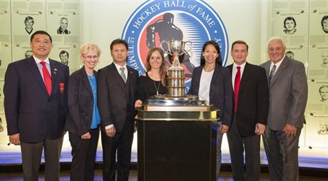 Pedstavitelé CWHL a ínského klubu Kunlun Red Star.