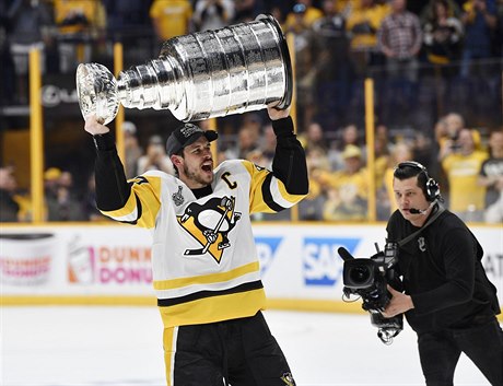 Sidney Crosby potetí jako kapitán a podruhé za sebou zvedá nad hlavu Stanley...