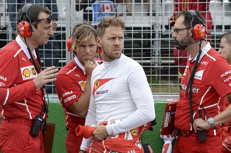 Sebastian Vettel odcházel od svých mechaniků viditelně rozezlen.