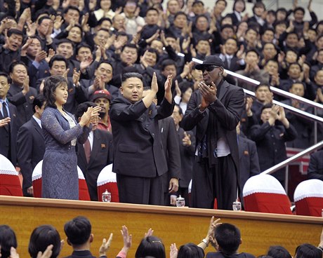 Basketbalista Rodman s Kim ong-Unem a jeho enou na basketbalovém zápase....