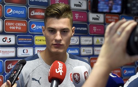 Útoník Patrik Schick hovoí s novinái 14. ervna v Praze na srazu fotbalové...