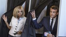 Emmanuel Macron s manelkoou vol v prvnk kole francouzskch parlamentnch...