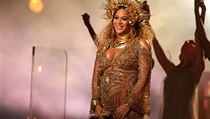 Beyonce vystupuje na pedvn cen Grammy v Los Angeles