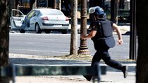 Francouzsk policista po incidentu na paskm bulvru Champs-lyses .