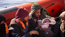 Uprchlíci na záchranném člunu.