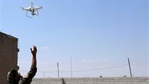 Vojk Syrskch demokratickch sil (SDF) s dronem.