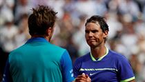 Stan Wawrinka gratuluje Rafaelu Nadalovi k destmu triumfu na French Open
