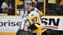 Mm to. Sidney Crosby pebr Stanley Cup.