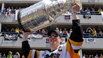 Kapitn Pittsburghu Sidney Crosby s trofej pro vtze NHL zdrav fanouky.