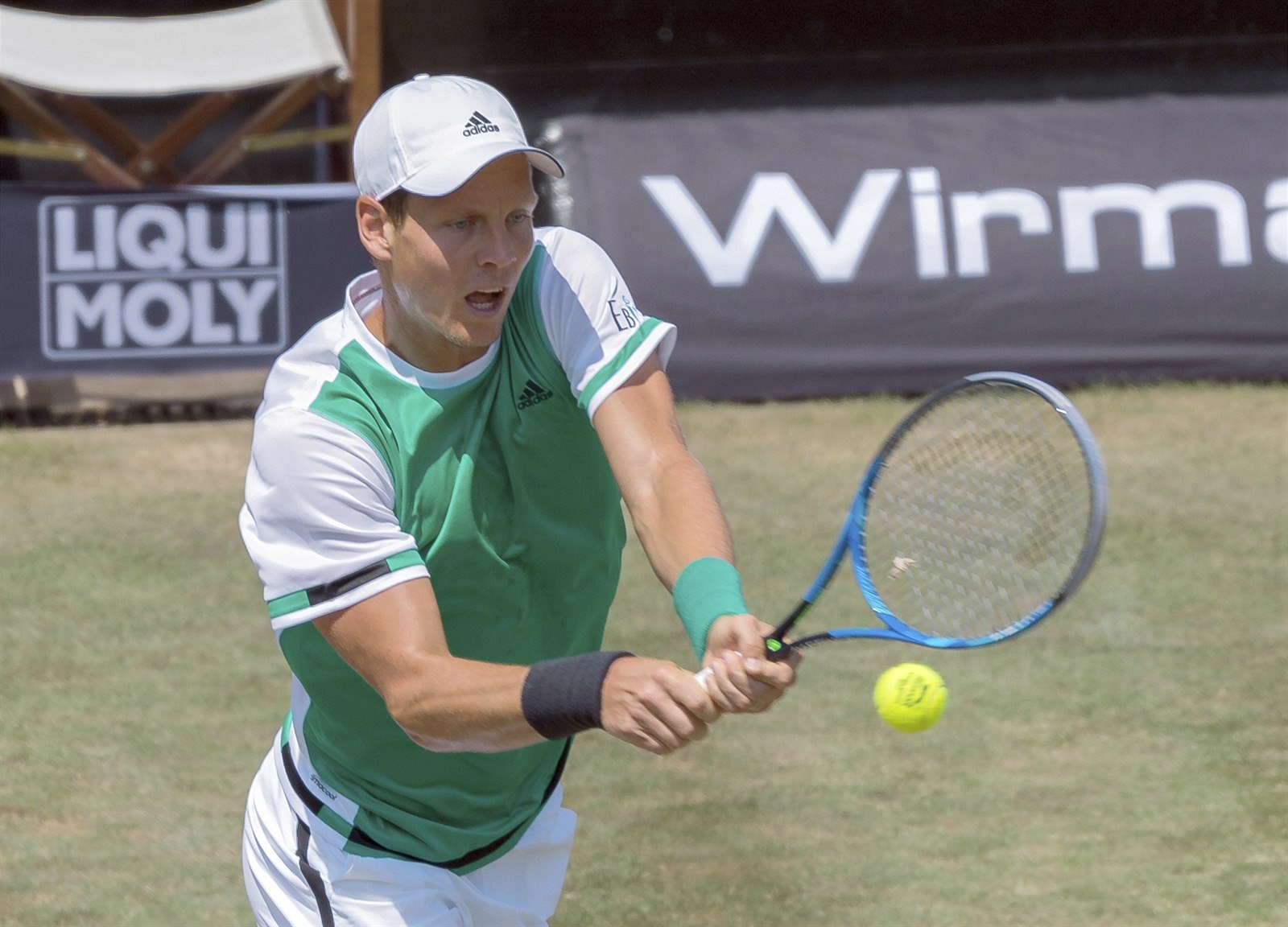 Tomá� Berdych p�i utkání s Australanem Bernardem Tomicem ve Stuttgartu.