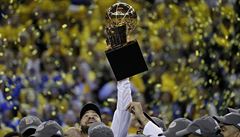 Basketbalisté Golden State Warriors slaví mistrovský titul.