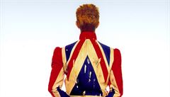 Z výstavy David Bowie Is: plá�� návrhá�e Alexandera McQueena z obalu alba...