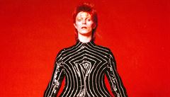 Z výstavy David Bowie Is: kostým z turné k albu Aladdin Sane (1973)
