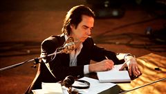 Nick Cave ukazuje, k emu je uiten pytlk na zvratky