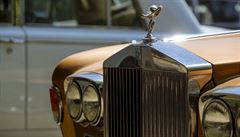 Objevila se i auta znaky Rolls Royce.