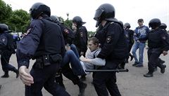 Policie zadruje demonstranty v Petrohrad.