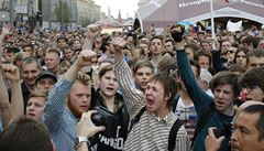 Protestující k�i�í b�hem demonstrace v centru Moskvy.