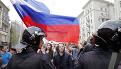 Demonstranti jsou blokováni b�hem demonstrace v centru Moskvy.