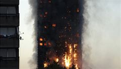 Dm se jmenuje Grenfell Tower, je v nm podle médií 120 byt.